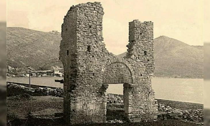 Porta hyrëse në qytetin Onhezmi në qytetin e Sarandës