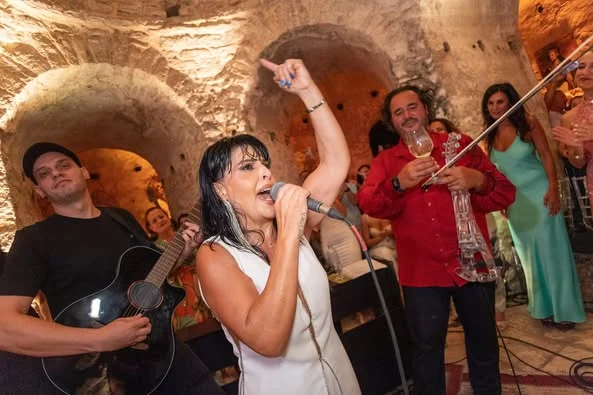 Porto Palermo Festival, emrat e njohur të këngës ndezin atmosferën në kala