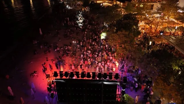 Porto Palermo Festival mbylli edicionin e pestë, qindra qytetarë dhe pushues u mblodhën për të ndjekur koncertin final