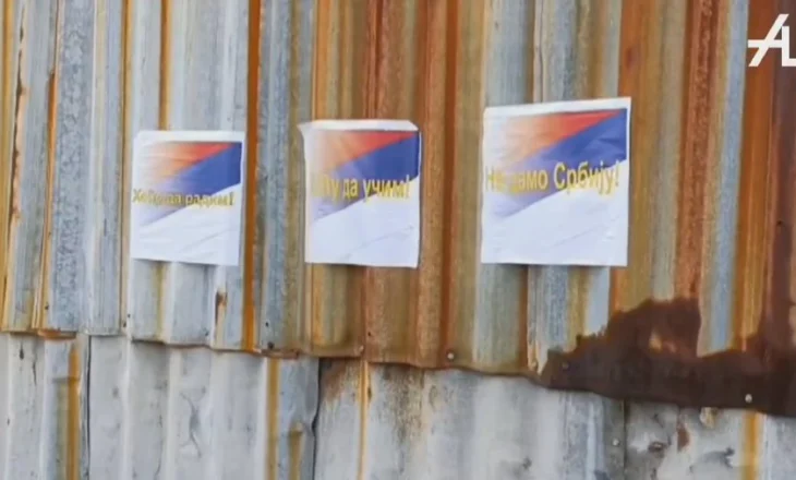 Postera me flamurin serb shfaqen në veri të Kosovës, mesazhe kundër qeverisë