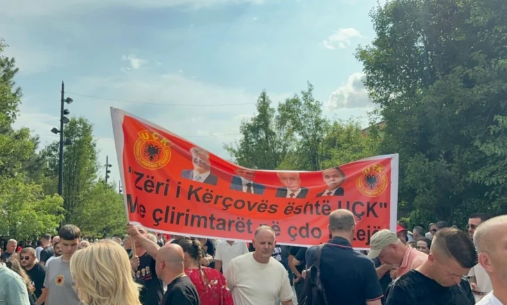 Prishtina në protestë/ Gjykata Speciale në Hagë ka pranuar prova nga Serbia, protestuesit: Në mbrojtje të UÇK-së dhe..
