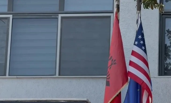 Pronari kërcënon me armë zjarri punonjëset e tij/ Nënë e bijë në rrezik, Gjykata jep vendimin për 23-vjeçarin Shkëmbi