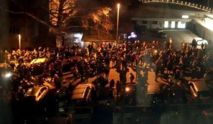 Protesta antiqeveritare në Serbi, studentët përplasen me policinë në Novi Sad