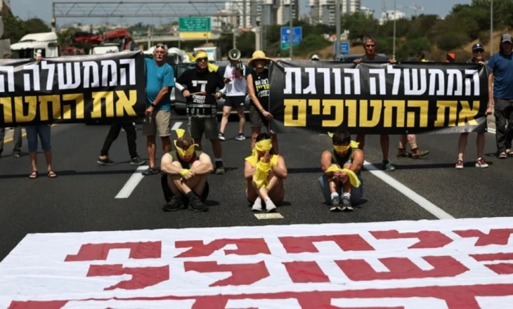Protesta në rrugët e Tel Avivit, qytetarët izraelitë kërkojnë që qeveria të ulet në tryezën e negociatave për të kthyer pengjet në atdhe