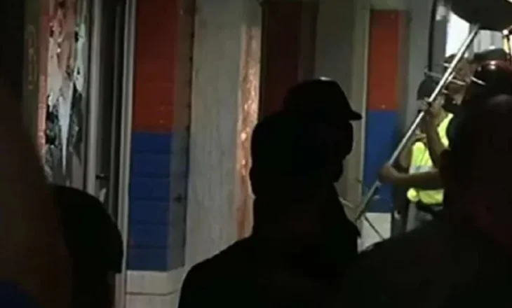Protesta në të gjithë Serbinë, në Novi Sad thyhen zyrat e partisë së Vuçiçit