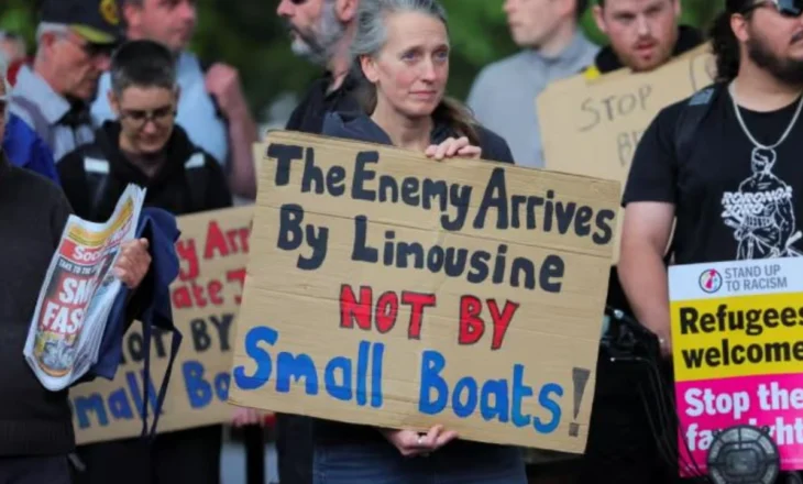 Protesta pro refugjatëve në Angli, britanikët dalin në rrugë, thirrje qeverisë: Emigrantët janë të mirëpritur!