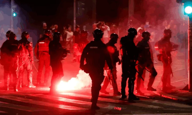 Protesta të dhunshme në Serbi, zyrat e partisë së presidentit Vuçic në flakë, plagosen pesë efektivë policie