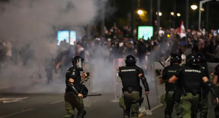 Protestat në Serbi, ambasadori i BE-së bën thirrje për ç’tensionim