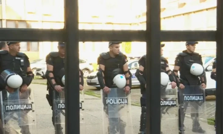 Protestë para Gjykatës Themelore në Novi Sad: Studentët bllokojnë ndërtesën, kërkojnë lirimin e të ndaluarve