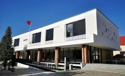 Provoi të bëhej “viral”/ Thyen xhamat e Bashkisë dhe e poston videon në rrjetet sociale, nisin hetimet për 27-vjeçarin