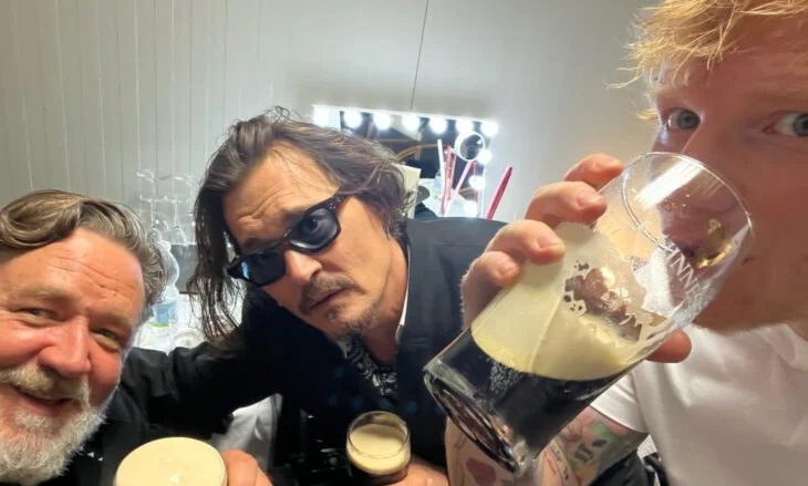 Pse një fotografi e Ed Sheeran me Johnny Depp dhe Russell Crowe po vërshohet nga një valë kritikash në internet?