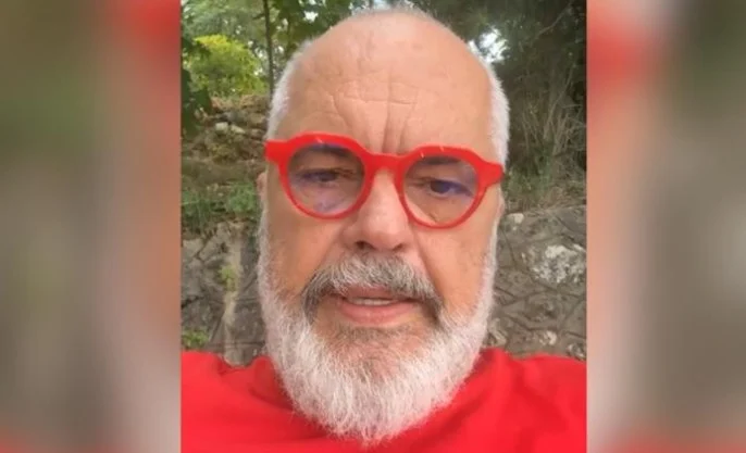 “Pse nuk u shton rrogat zjarrfikësve, apo i ke harxhuar paratë me avionë?”, Rama i përgjigjet komentuesit