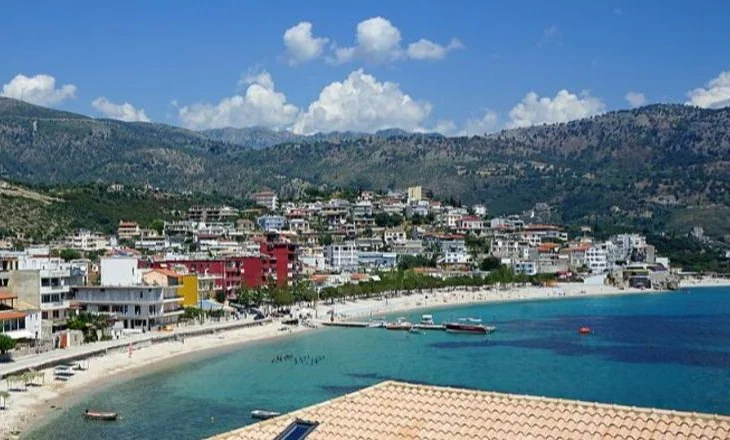 Punonjësi vjedh xhiron e lokalit beach-bar dhe arratiset, policia shpall në kërkim 20-vjeçarin