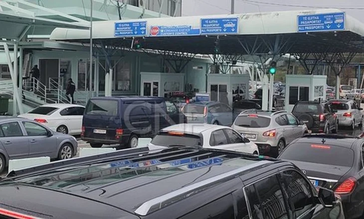 Pushimet mbaruan, shqiptarët po largohen! Fluks i lartë në dalje të Kakavijës