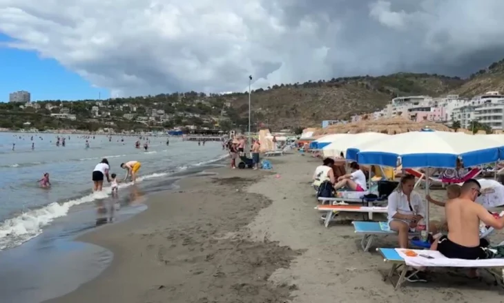 Pushuesit kthehen në plazh pas stuhisë, fluks në bregdetin e Durrësit dhe Shëngjinit