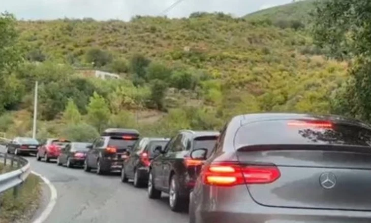 Pushuesit largohen nga plazhet, rradhë kilometrike në Lezhë, bllokohen disa akse