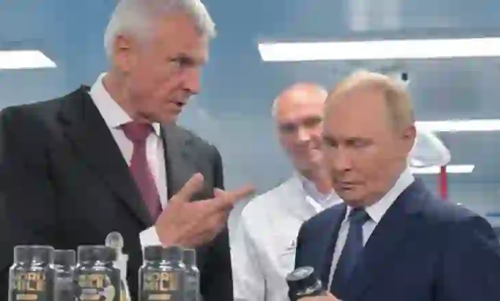 Putin bën një ndalesë para samitit të Alaskës