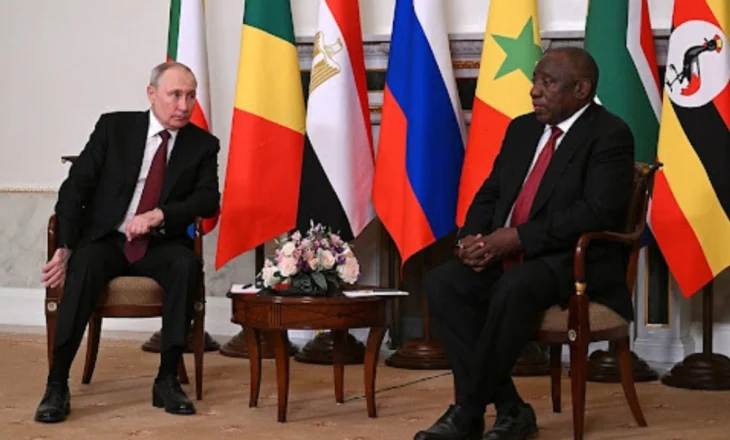 Putin telefonon homologun e Afrikës së Jugut, Kremlini: Ramaphosa shprehu mbështetje për zgjidhjen paqësore të krizës ukrainase