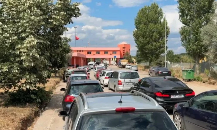 Qafë Thanë/ Fluks i lartë automjetesh në dalje të Shqipërisë, pritje të gjata në kufi