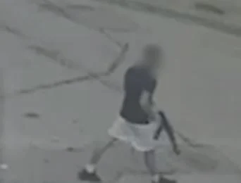 Qëlloi me armë drejt një makine në Kombinat, arrestohet autori dhe një person tjetër