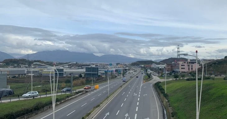 Qëlluan me armë pas një konflikti për parakalim në aksin Durrës-Tiranë, dy vëllezër në kërkim