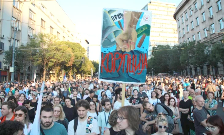 Qeveria kalimtare dhe dorëheqja e presidentit, opozita serbe paralajmëron, Vuçiç mund të përfundojë si Gruevski