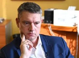 Qeveria serbe, ia përfundon mandatin ndihmësdrejtorit të Zyrës për Kosovën