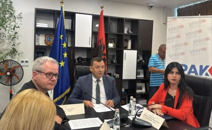 Qindra gjermanë pre e mashtrimit kompjuterik, SPAK shkatërron rrjetin me bazë në Tiranë, 363 mijë euro dëm…