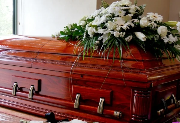 Qytetarët e Tiranës shpëtojnë nga ‘biznesi i vdekjes’ në lagje, vendosen rregulla të forta për shtëpitë funerale