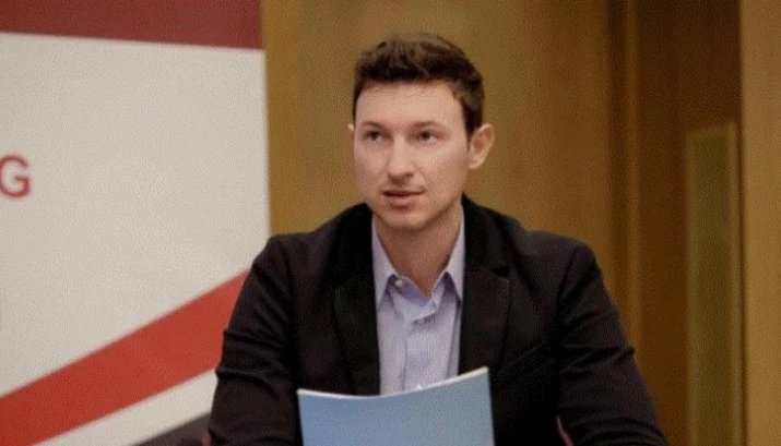 Racizmi në tribunë, ambasadori shqiptar në Maqedoni: Pres që autoritetet më të larta të flasin