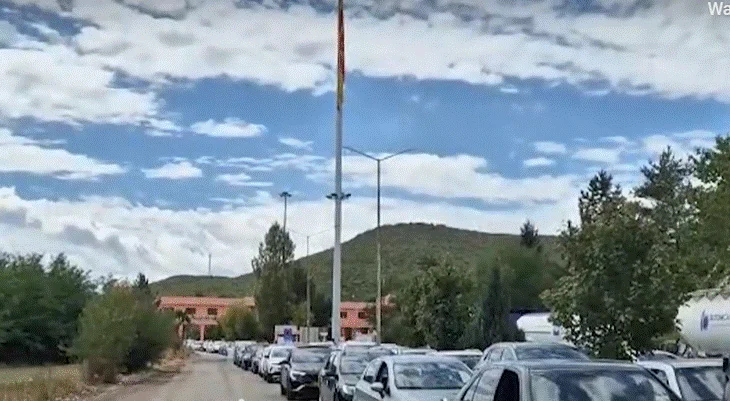 Radhë automjetesh në Qafë Thanë, dy doganat shqiptare dhe maqedonase shtojnë sportelet