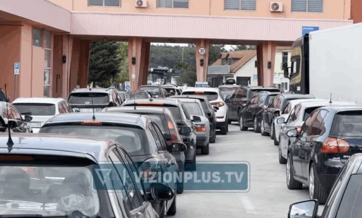 Radhë kilometrike në Qafë Thanë, udhëtarët detyrohet të presin në kufi deri në tri orë