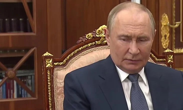 Rafti i librave të Putinit, si Kremlini po i paraqet pamjet e vjetra si të reja