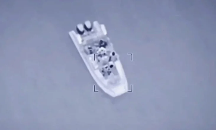 Raketa ukrainase shkatërron anijen ushtarake ruse pranë Khersonit, Shërbimet Sekrete publikojnë videon e sulmit