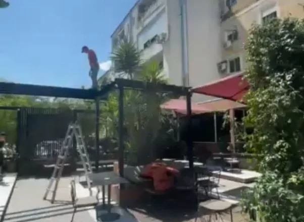 Rama publikon pamje nga terreni: Vijon çmontimi i pengesave në hapësirat publike