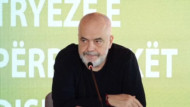 Rama publikon pamjet nga lirimi i hapësirave publike: Iku dhe treni, vazhdojmë
