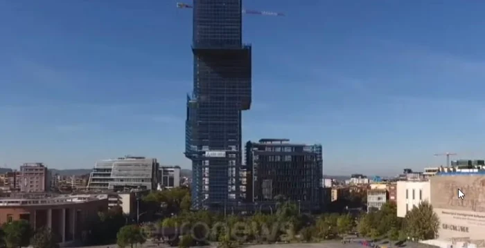 Rama: Shteti ka konfiskuar 8 katet pa leje te Kulla në sheshin “Skënderbej”