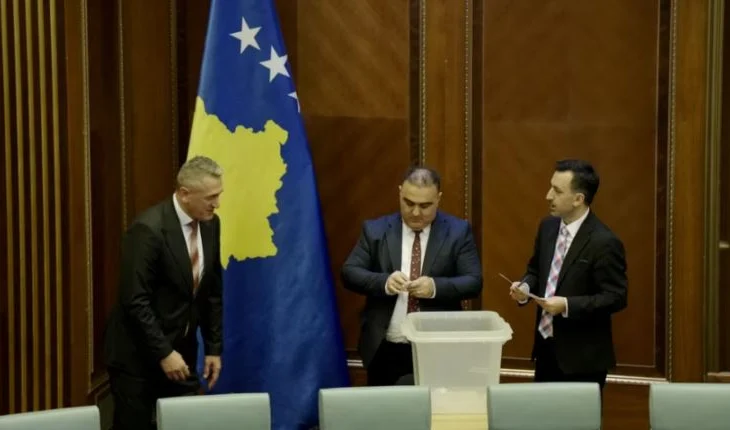 Rashiq dështon sërish të zgjidhet nënkryetar/ Ndërpritet seanca konstituive e Kuvendit të Kosovës