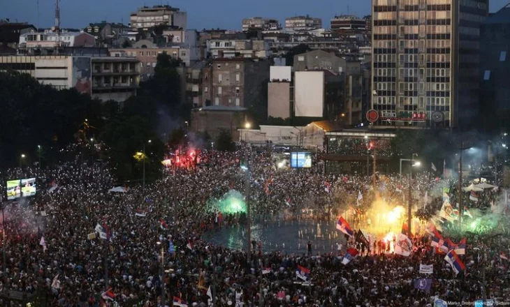 Regjimi po bie në Serbi, por nuk dihet kur