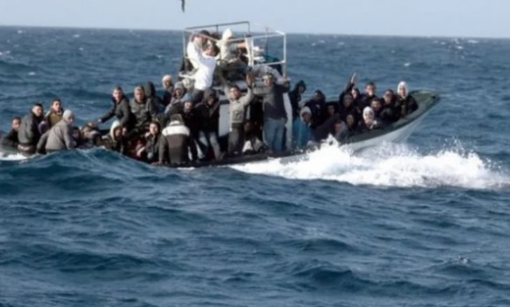 Rekord i ri në Mbretërinë e Bashkuar/ Emigrantët ilegalë arrijnë nivele alarmante, shtohen presionet ndaj qeverisë Starmer