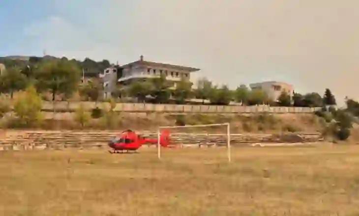 Rëndohet situata! Helikopterët e emergjencave në stadiumin e Gramshit, në gatishmëri për të transportuar të plagosur