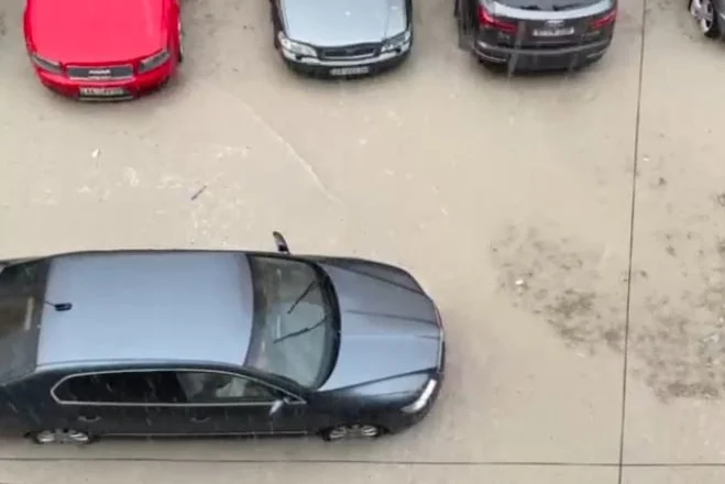 Reshje të dendura shiu në Vlorë, probleme në disa lagje