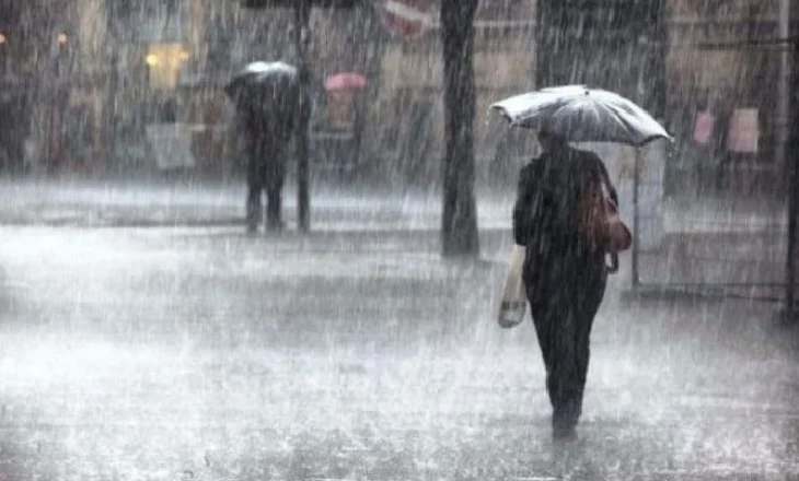 “Reshjet do të vijojnë edhe gjatë natës”, meteorologia: Durrësi, Lezha dhe Tirana do kenë një përkeqësim të motit