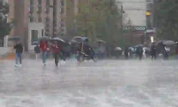 Reshjet e dendura të shiut gjatë fundjavës, Bashkia Tiranë apel qytetarëve: Evitoni lëvizjet dhe…