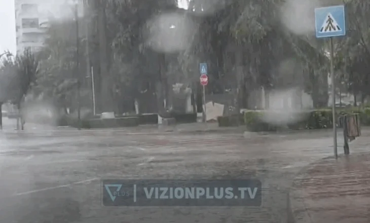 Reshjet e dendura të shiut përmbytin Lushnjën dhe Fierin! Uji del mbi trotuar, vështirësi në qarkullim