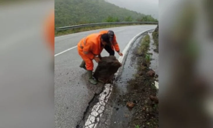 Reshjet e dendura të shiut probleme të mëdha në Burrel-Milot, rrëshqitjesh gurësh