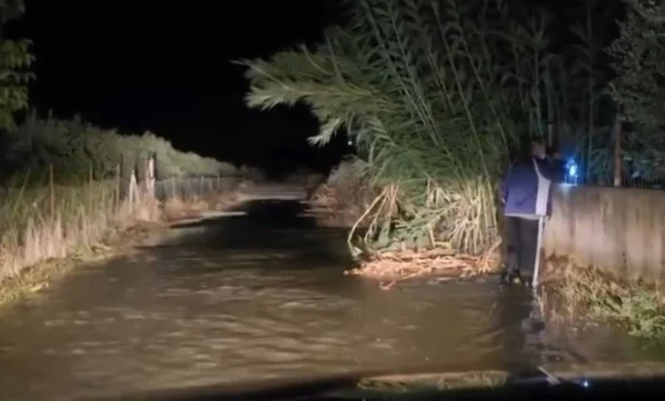 Reshjet krijojnë emergjencë në Vlorë, dy banesa dhe një subjekt në rrezik nga çarja e kanalit në Xhyherinë