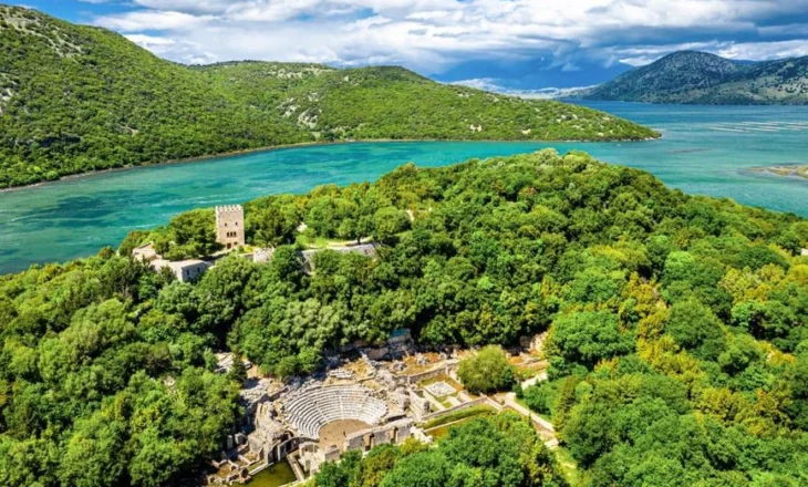 Restaurohet rrethimi i parkut kombëtar të Butrintit, u projektua nga arkitekti Gani Strazimiri në vitet ’60-të
