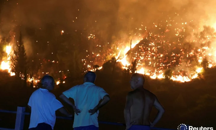 Reuters pasqyron imazhet nga flakët apokaliptike në Delvinë (FOTO)