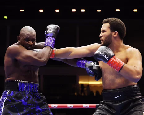 Rezistenca zgjati vetëm 1 minut e 57 sekonda, dhe Whyte rrëzohet në tapet. Itauma është një ‘Tyson i ri’